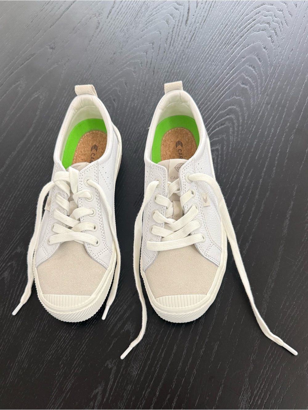 Cariuma OCA low white pebbled leather/ off white vintage suede Sneakers